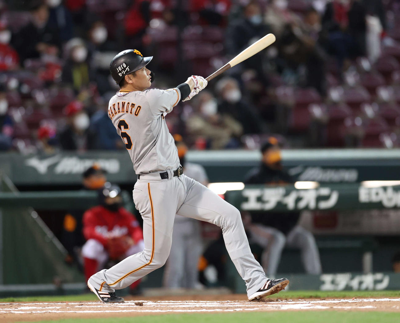 広島対巨人　6回表巨人無死一塁、2点本塁打を放つ坂本（撮影・河野匠）