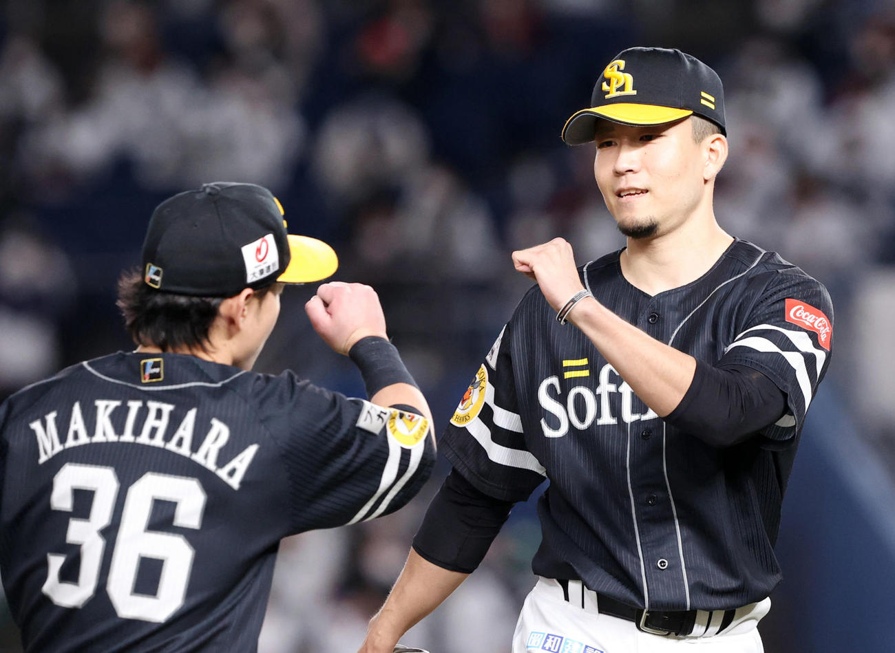 8回裏ロッテの攻撃を無失点に抑えたソフトバンク千賀（右）は笑顔で牧原とタッチ（撮影・垰建太）