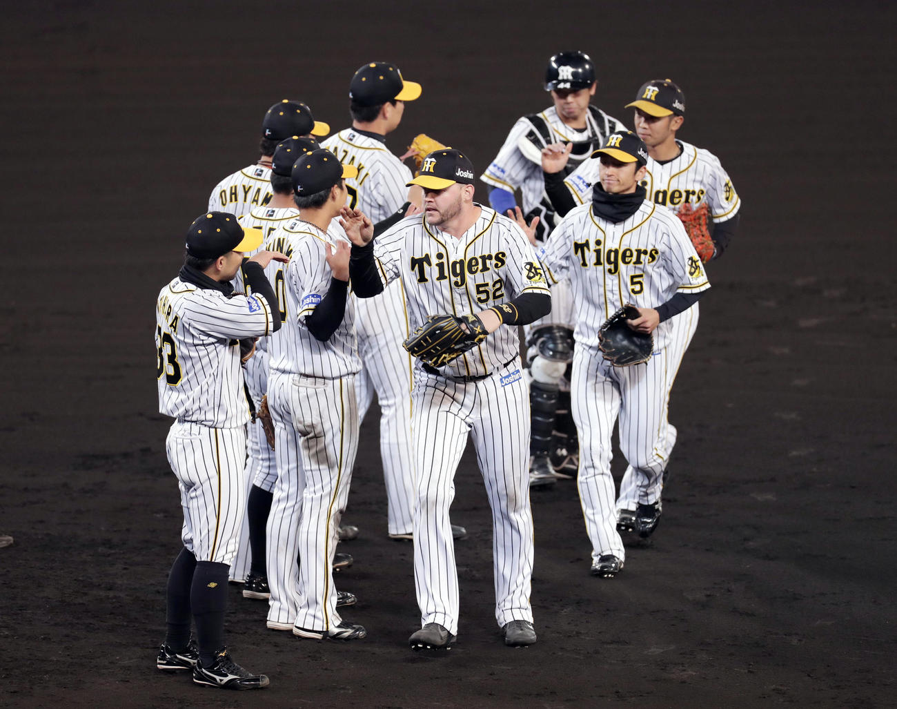 阪神対ヤクルト　ヤクルトに逆転勝利し、勝利を祝う阪神ナイン（撮影・前田充）