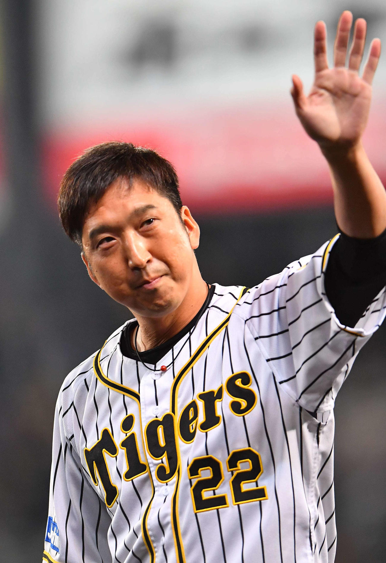 阪神対ヤクルト　試合後、ファンに手を振りあいさつする阪神藤川球児（撮影・上田博志）