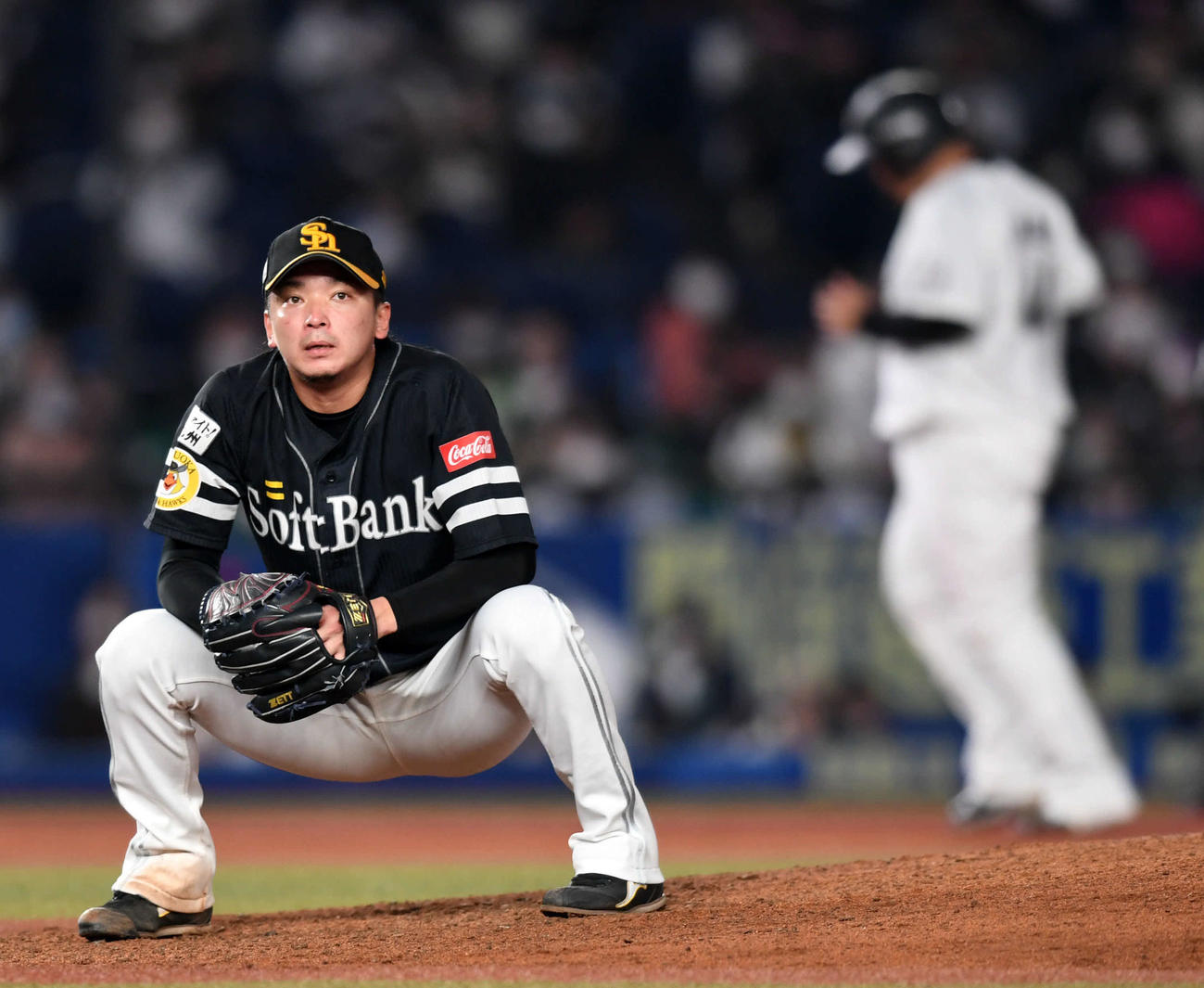 ロッテ対ソフトバンク　8回裏ロッテ2死満塁、安田に押し出し四球を与え肩を落とす東浜（撮影・横山健太）