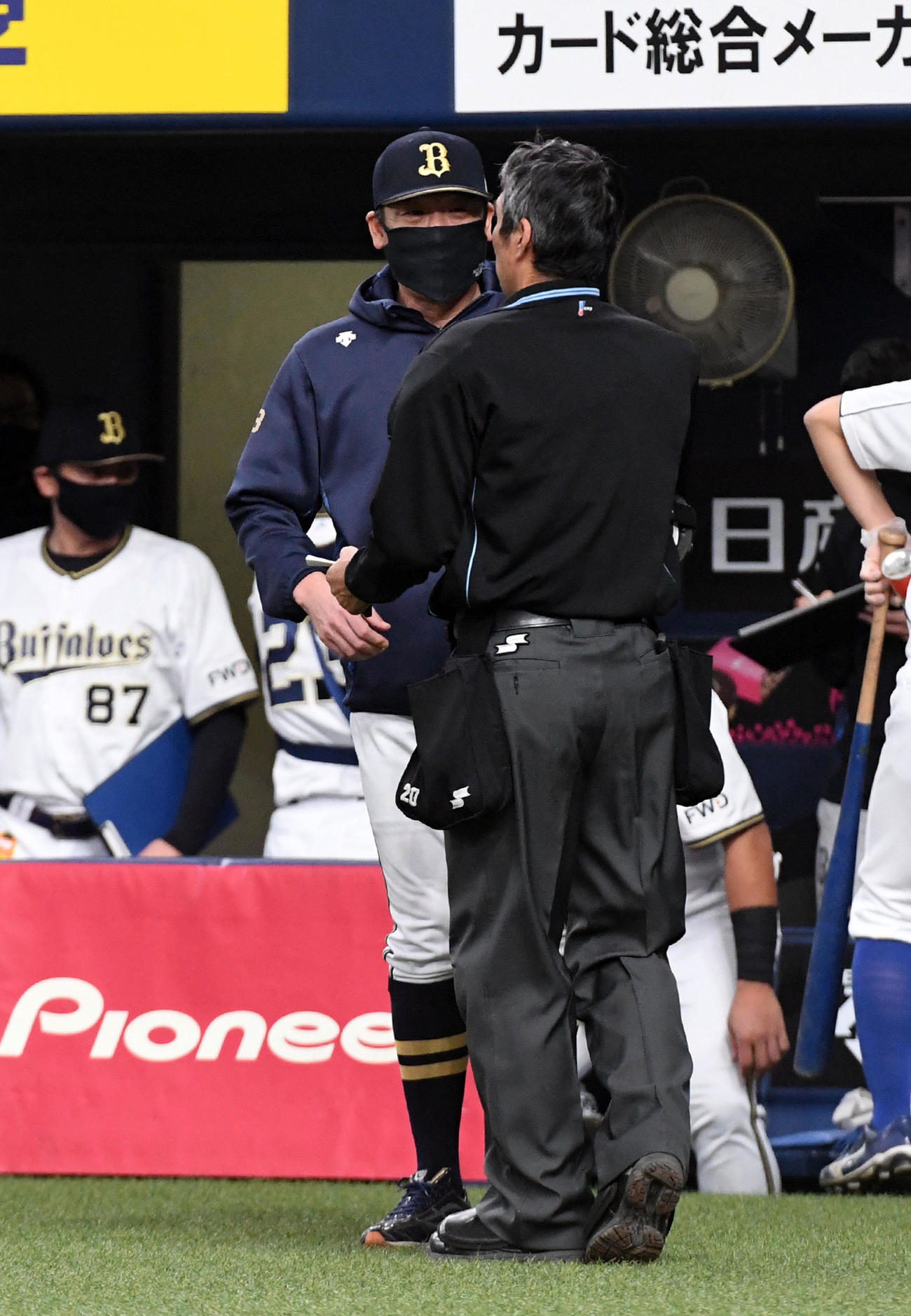 オリックス対楽天　8回、田嶋の交代を告げる中嶋監督代行（撮影・前岡正明）