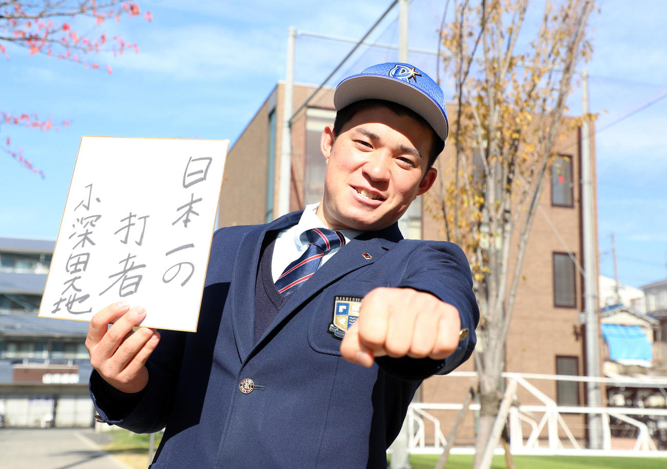 DeNAからドラフト指名あいさつを受け打席で行うルーティンのパンチを見せる履正社の小深田（撮影・加藤哉）