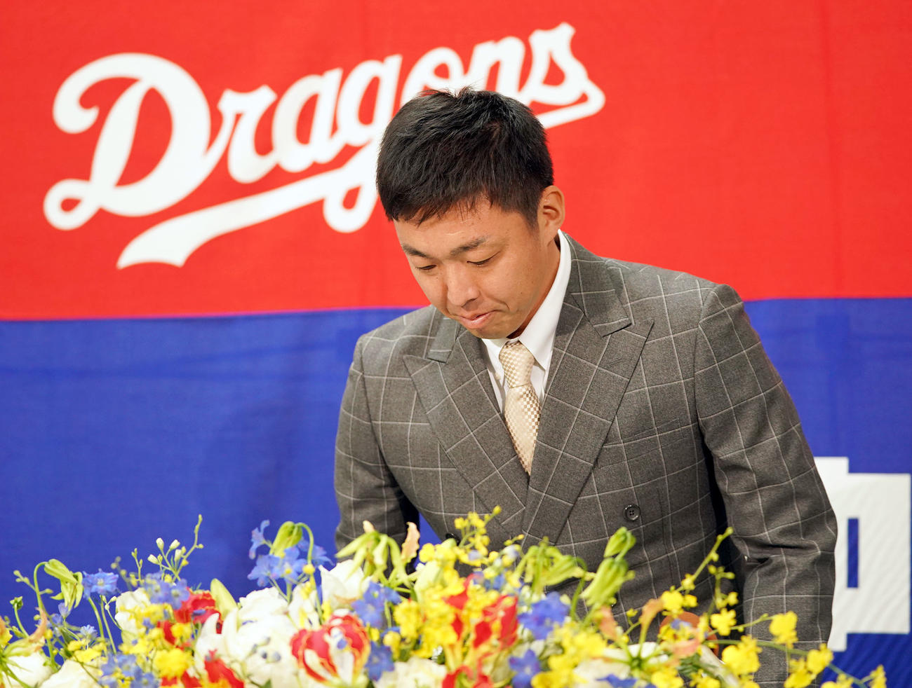 試合前行われた引退会見の席につく吉見一起（撮影・森本幸一）
