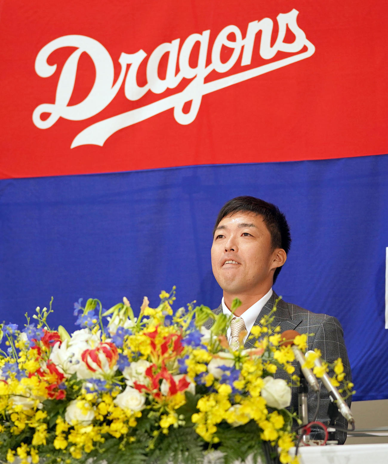試合前に行われた引退会見で話をする吉見一起（撮影・森本幸一）