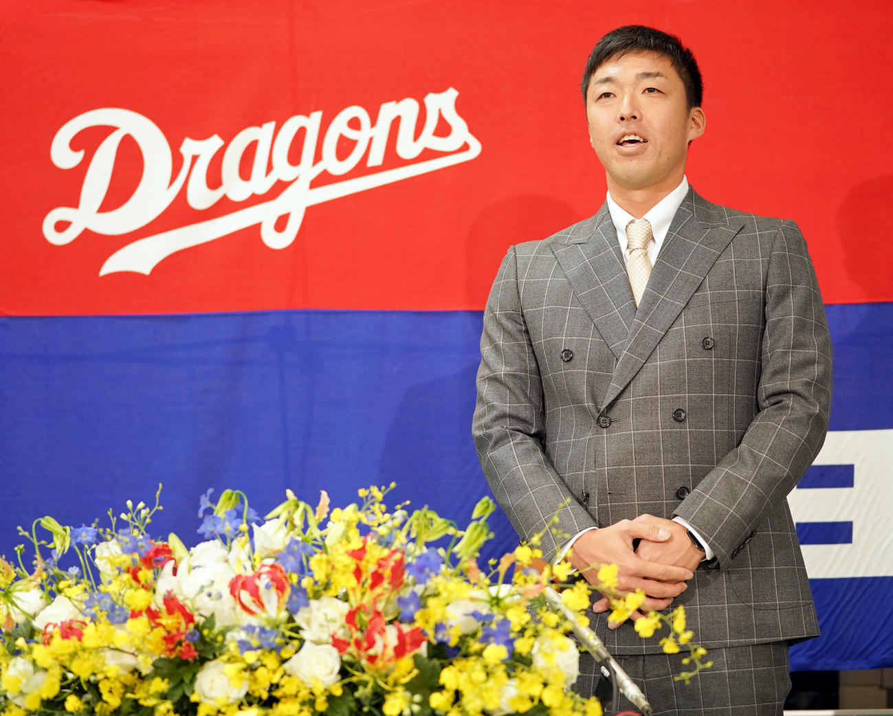 試合前行われた引退会見の席の冒頭、あいさつをする吉見一起（撮影・森本幸一）