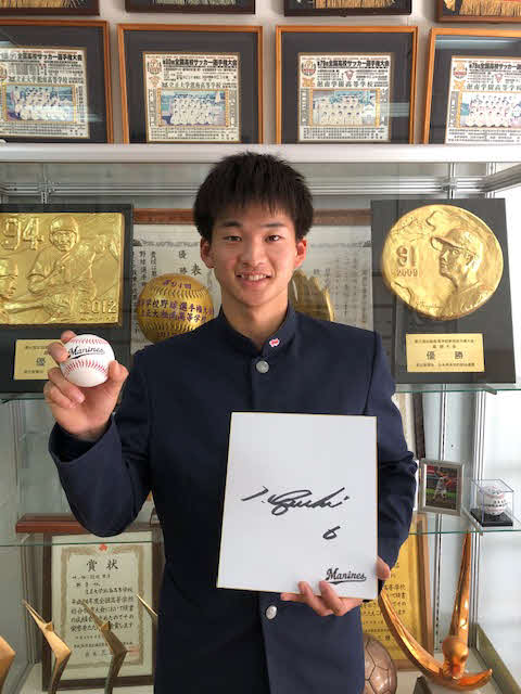 指名あいさつを受けたロッテの育成ドラフト1位、立正大淞南（島根）谷川唯人捕手は、井口監督のサイン色紙を手に笑顔