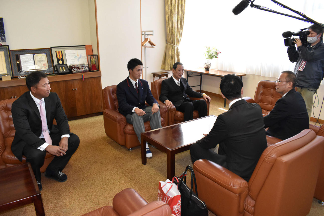 広島から指名あいさつを受けるドラフト4位の智弁和歌山・小林（奥中央）、中谷監督（左）、智弁学園・藤田理事長（右）。（撮影・古財稜明）