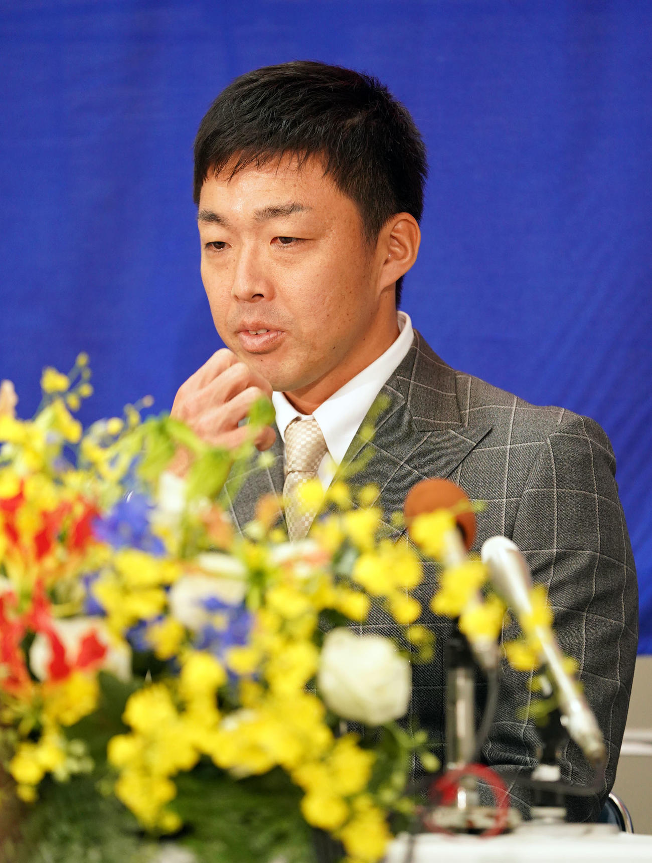 試合前に行われた引退会見で話をする吉見一起（撮影・森本幸一）