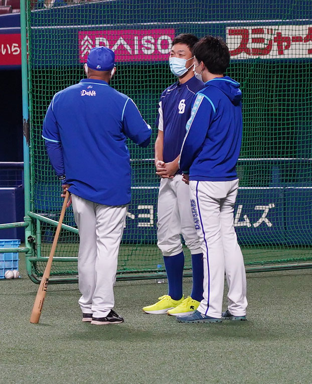 試合前、アレックス・ラミレス監督と話す吉見一起（撮影・森本幸一）