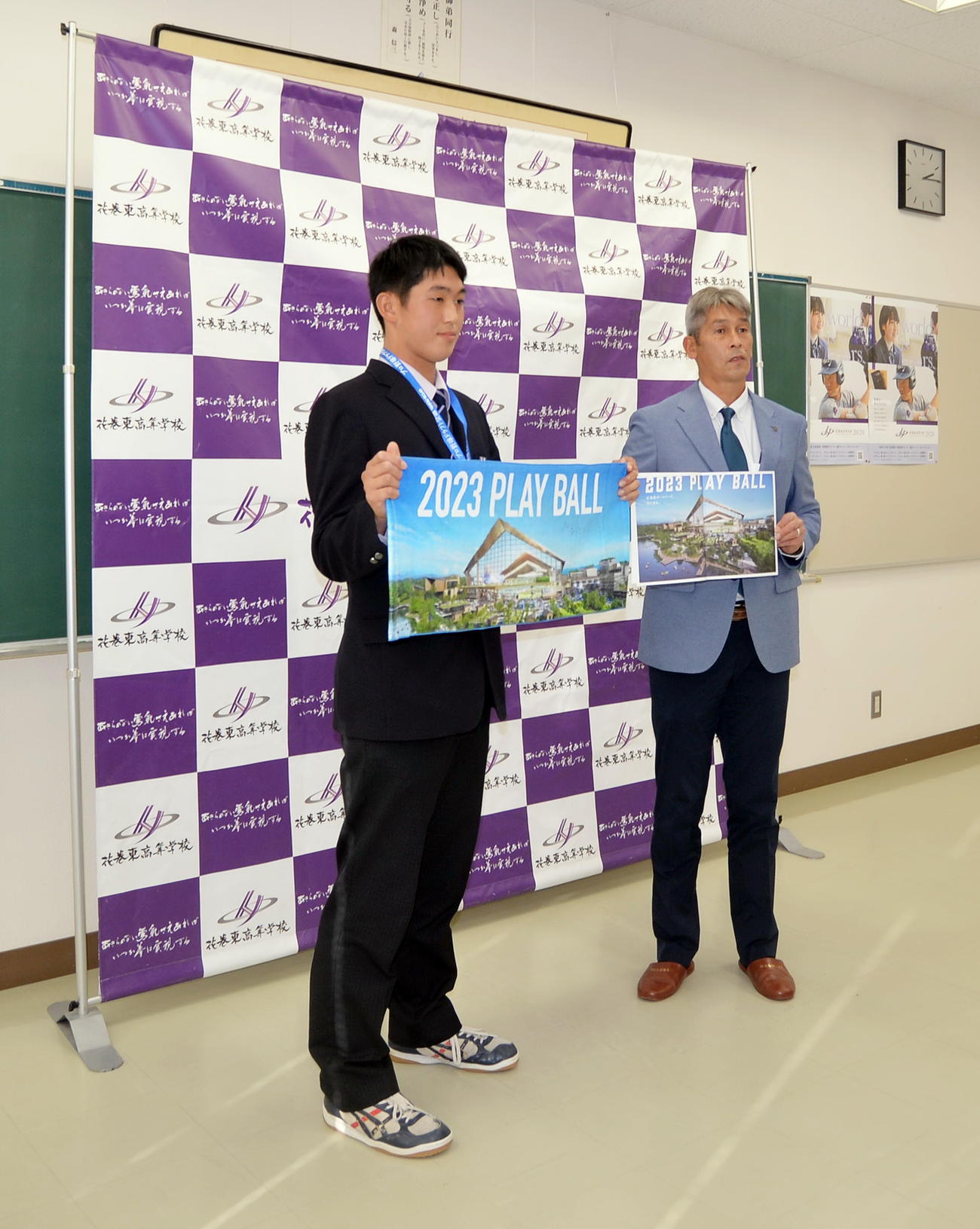 指名あいさつを終え笑顔を見せる花巻東・松本（左）と日本ハム白井スカウト（撮影・佐藤究）