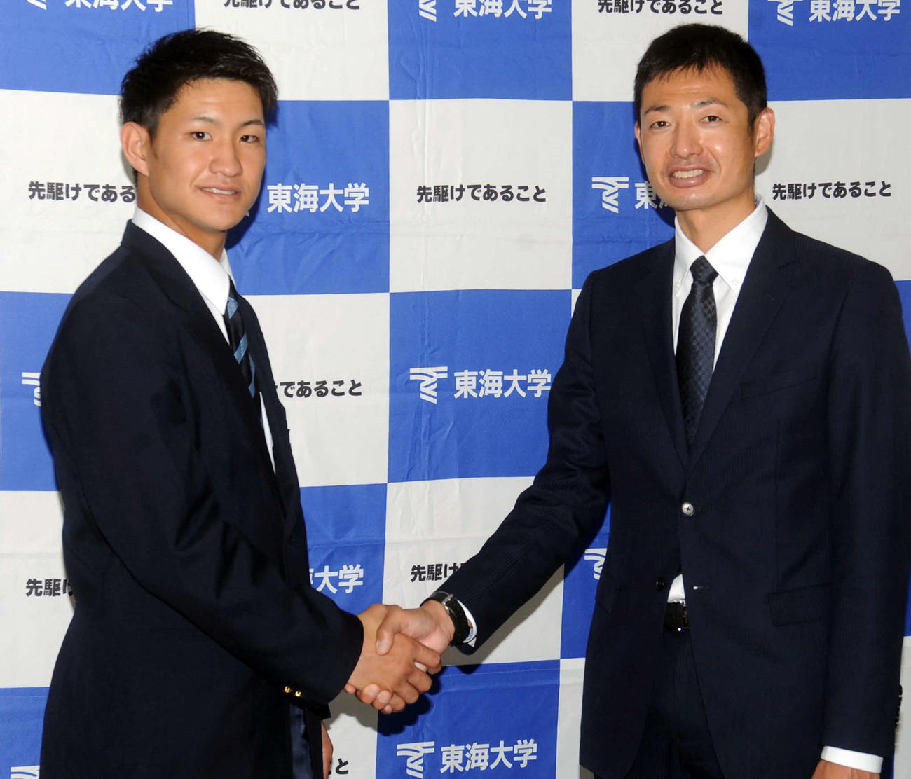巨人青木スカウト（右）と握手をする東海大海洋の加藤