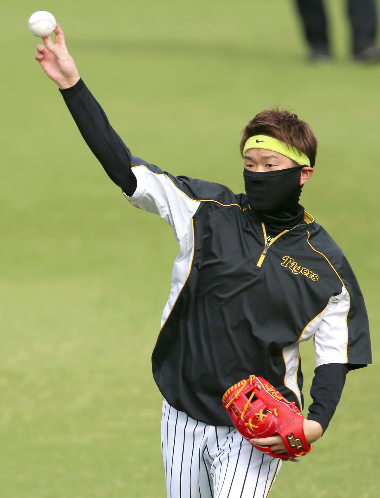 阪神対ヤクルト　試合前の練習でキャッチボールする西勇（撮影・上山淳一）