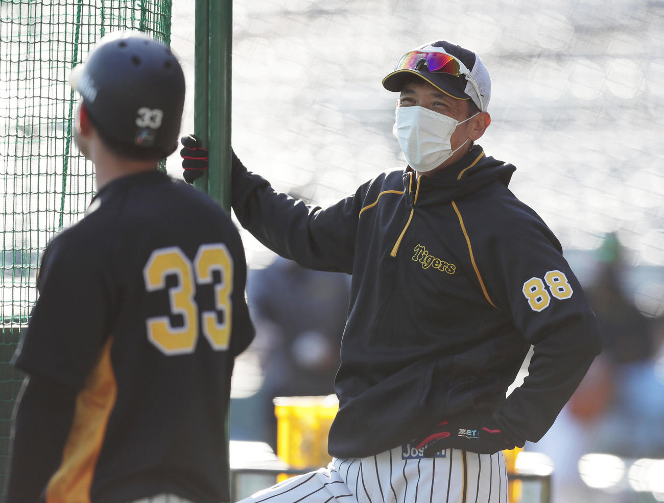 阪神対ヤクルト　試合前練習で阪神糸原（左）と言葉を交わす矢野監督（撮影・前田充）