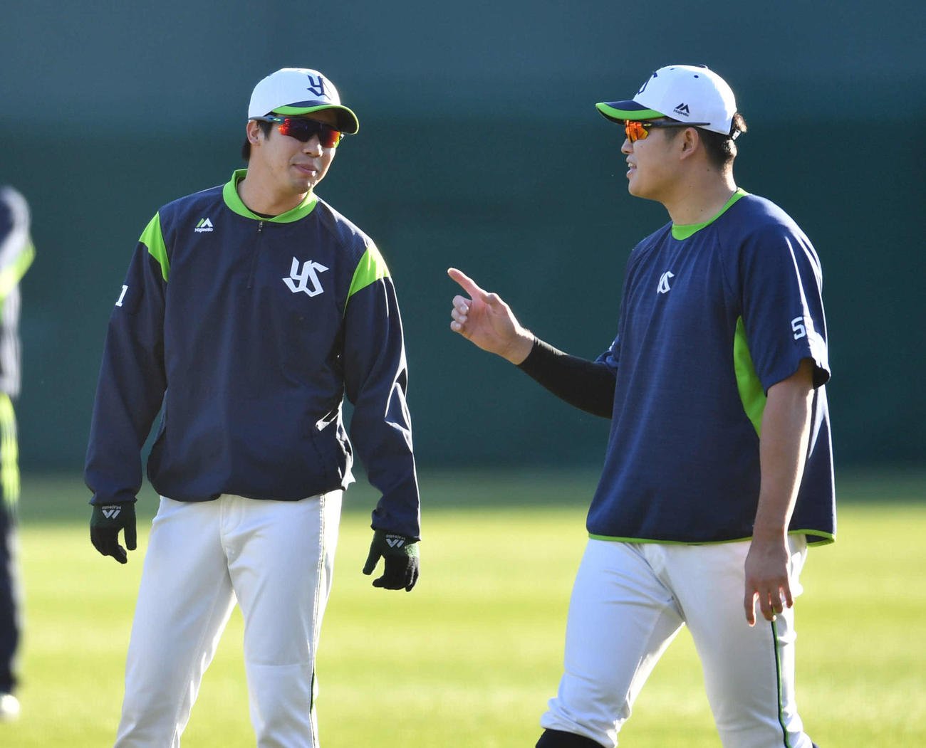 阪神対ヤクルト24回戦　山田哲人（左）と話す村上宗隆（撮影・岩下翔太）