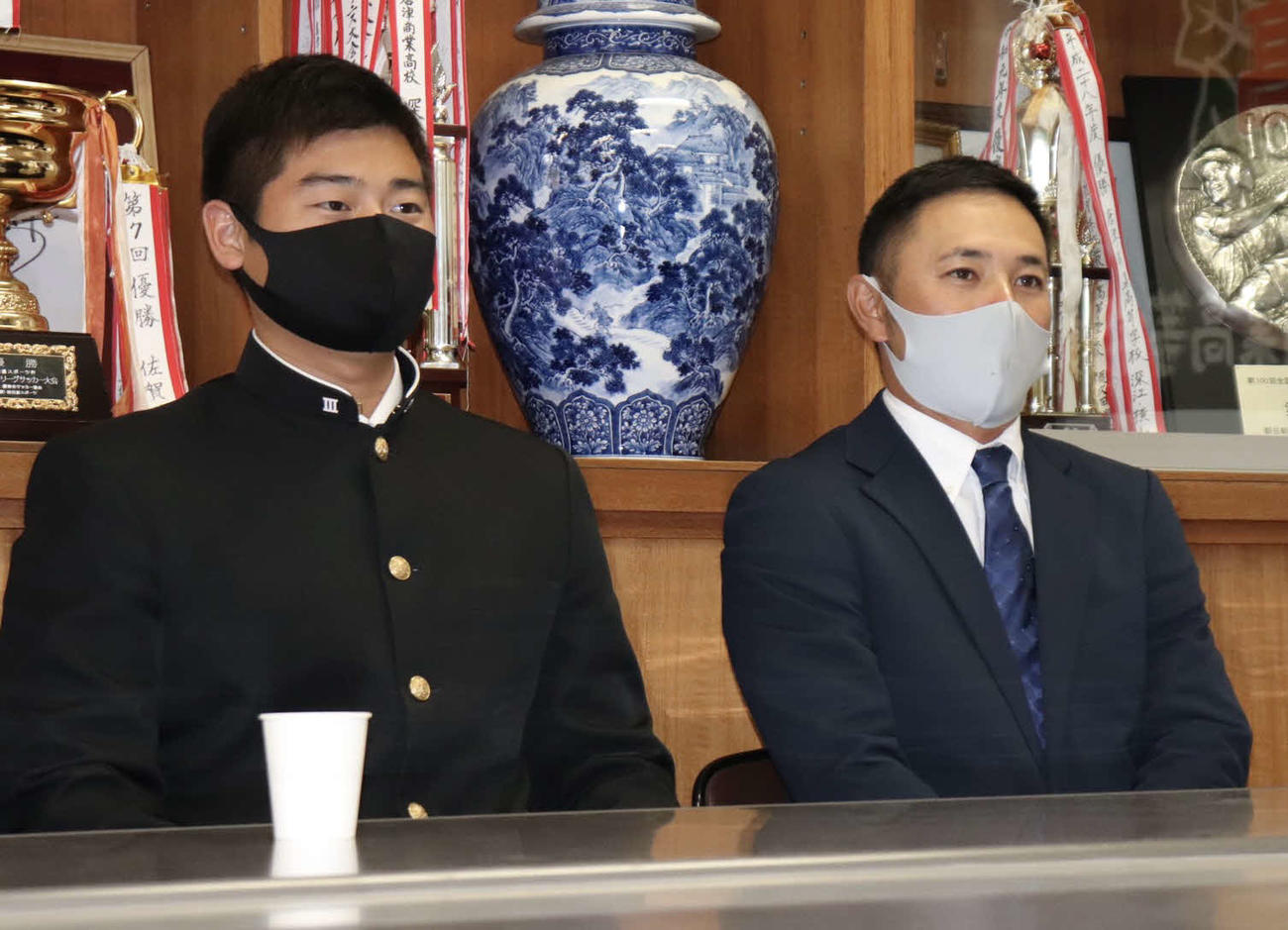 指名あいさつを受ける巨人育成6位の唐津商・坂本(左)と吉冨監督（撮影・久永壮真）