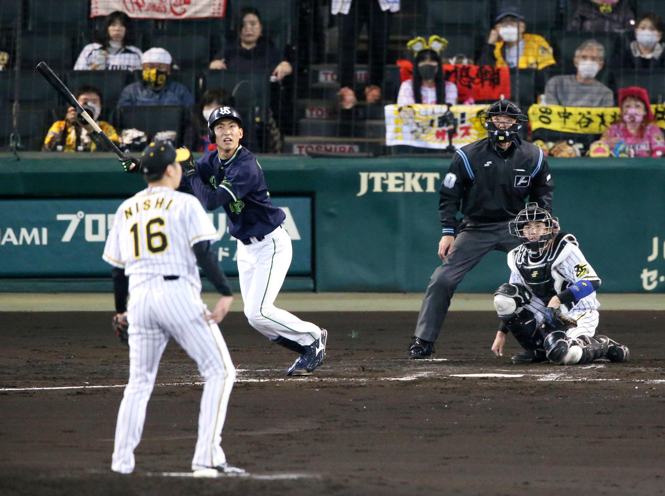 阪神対ヤクルト　2回表ヤクルト無死、金久保は中越え二塁打を放つ（撮影・上山淳一）