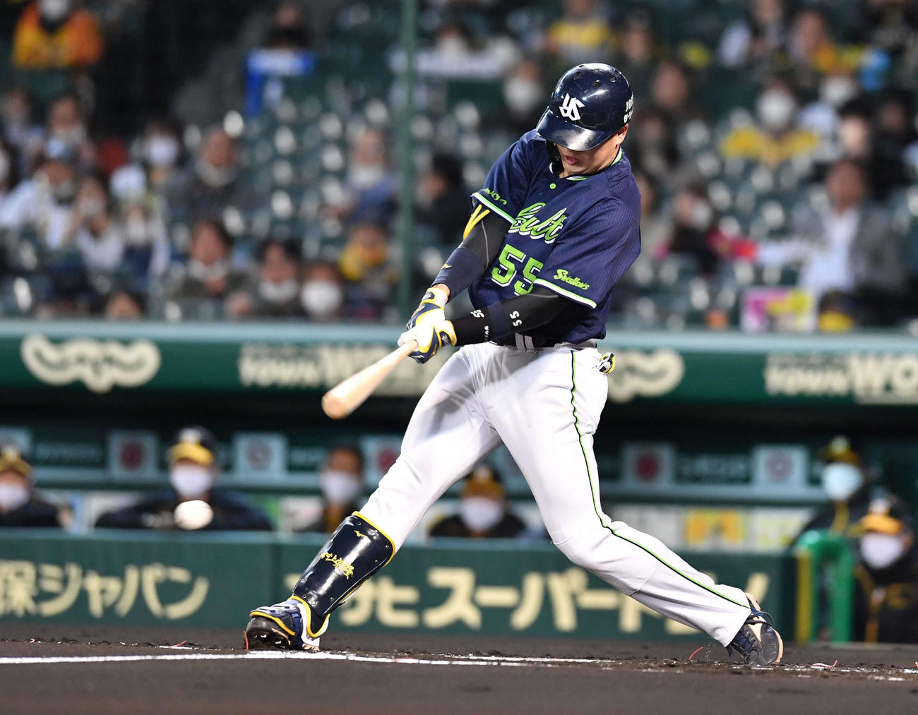 阪神対ヤクルト　1回表ヤクルト1死一、二塁、村上宗隆は先制の右前適時打を放つ（撮影・岩下翔太）