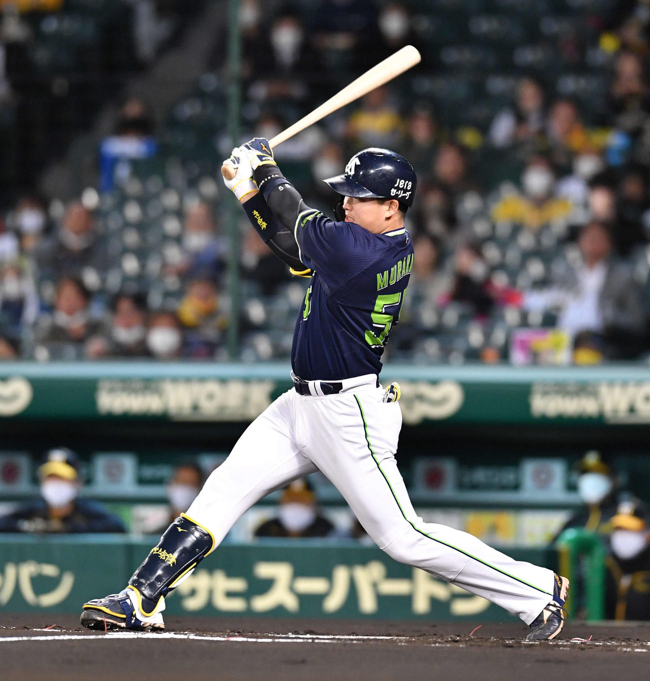 阪神対ヤクルト　1回表ヤクルト1死一、二塁、村上宗隆は先制の右前適時打を放つ（撮影・岩下翔太）