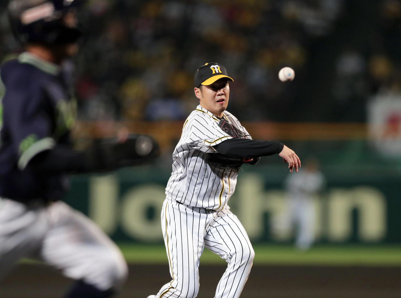 阪神対ヤクルト　1回表ヤクルト1死一、三塁、宮本の打球を本塁へ悪送球する西勇（撮影・前田充）