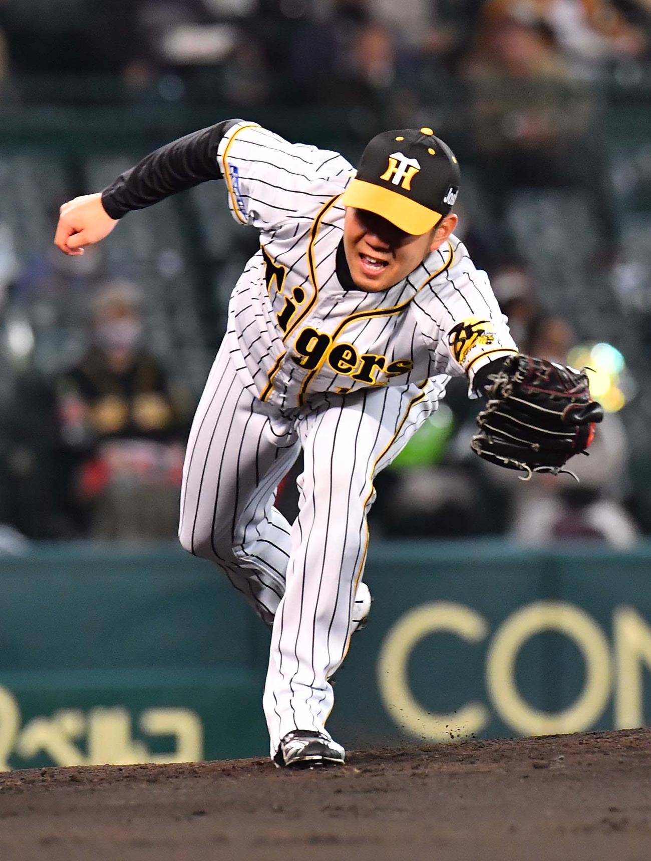 阪神対ヤクルト　1回表ヤクルト1死一、三塁、アルシデス・エスコバーの二ゴロの打球にグラブを出すも捕れず三塁ランナーの生還を許す西勇輝（撮影・上田博志）