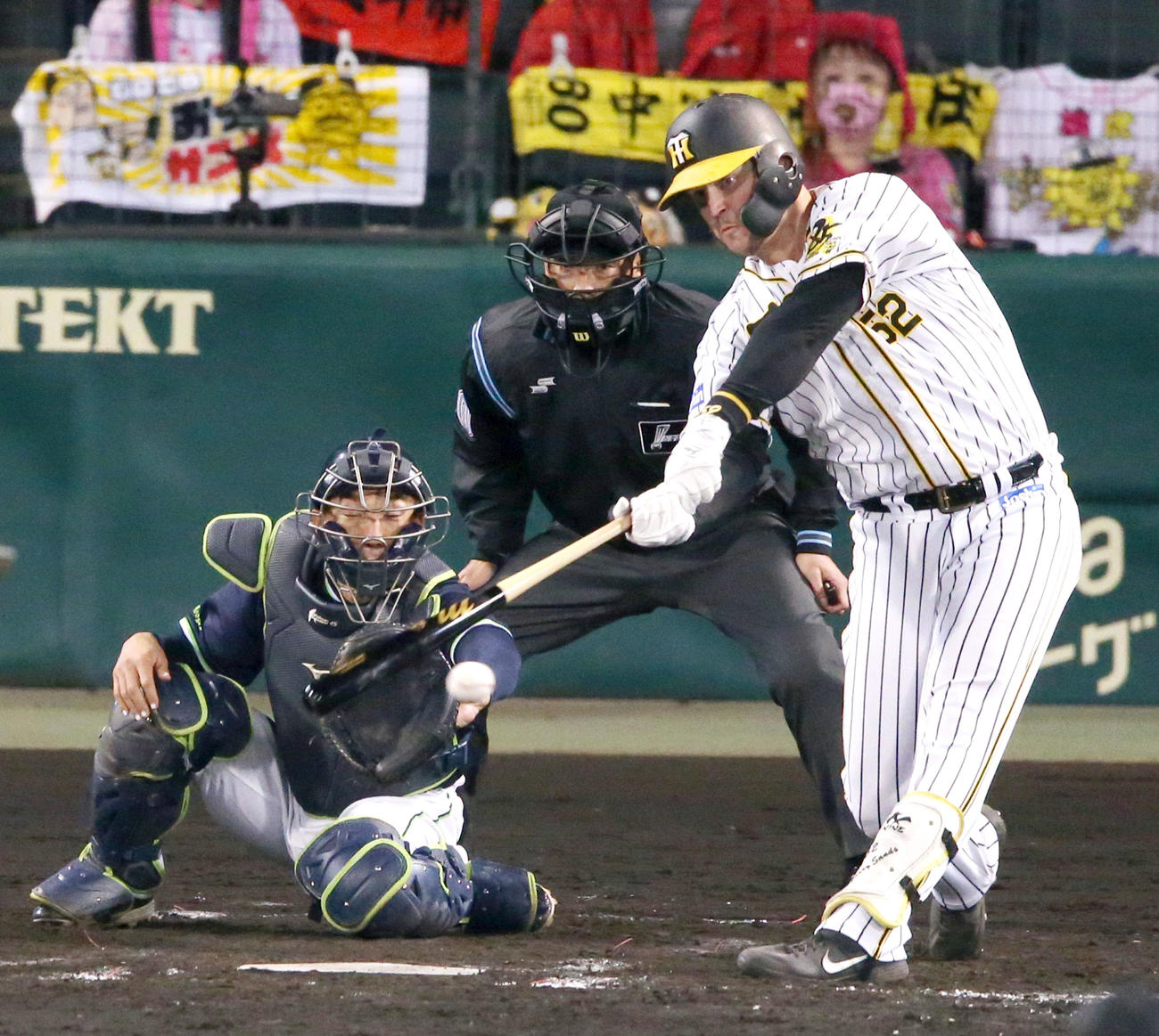 阪神対ヤクルト　3回裏阪神2死一、三塁、サンズは左前適時打を放つ（撮影・上山淳一）
