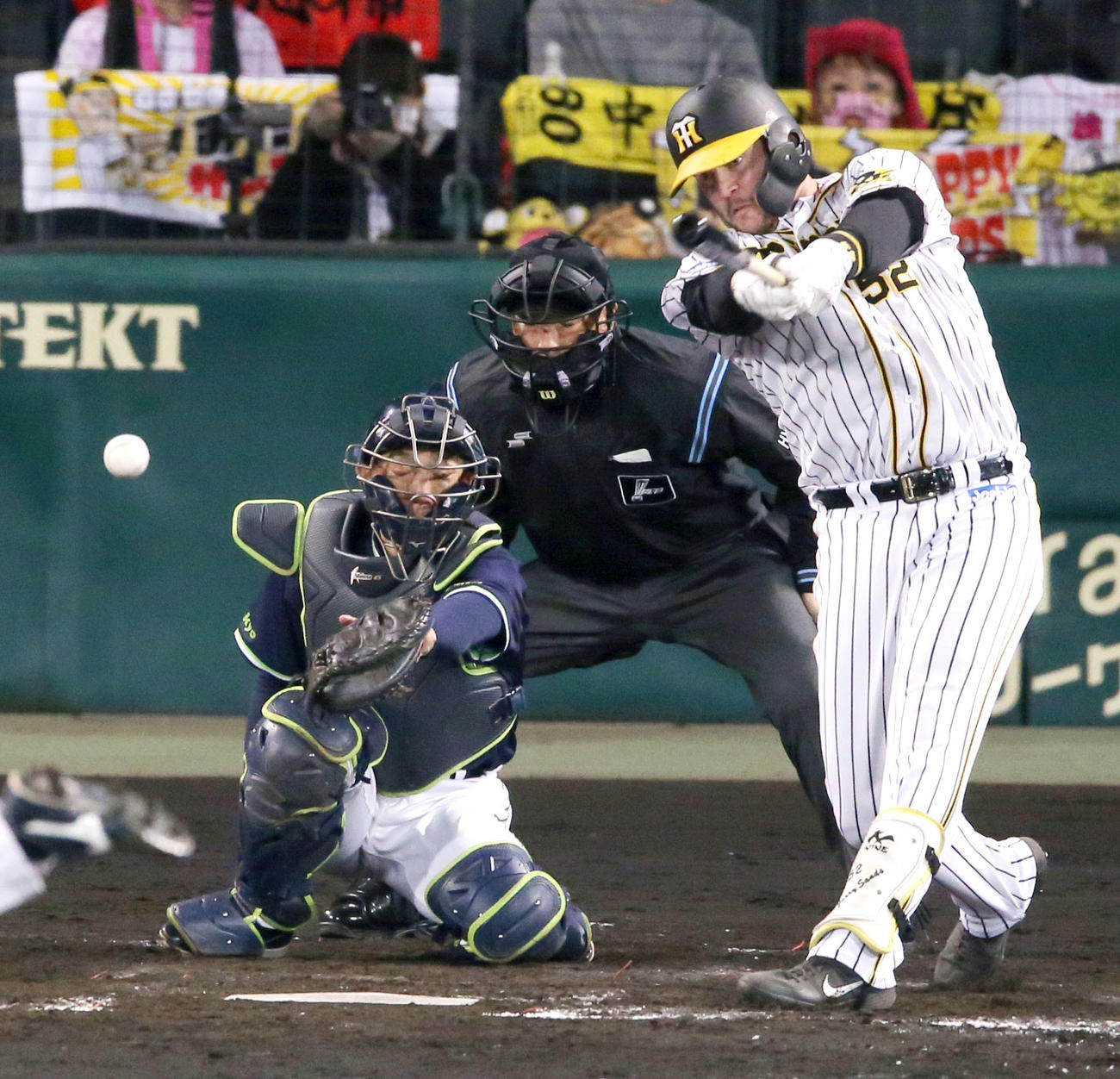 阪神対ヤクルト　2回裏阪神無死、サンズは中前打を放つ（撮影・上山淳一）