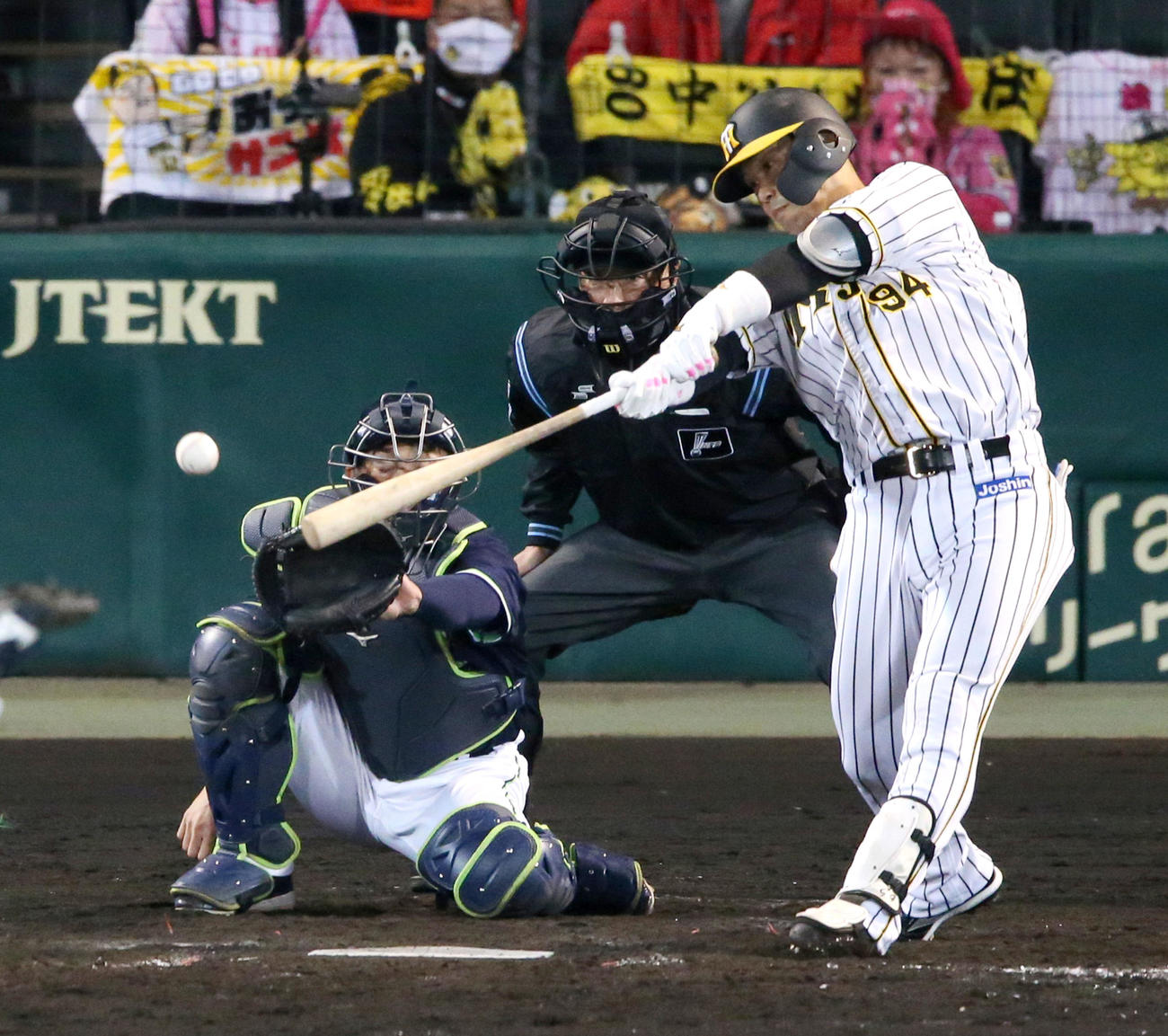 阪神対ヤクルト　4回裏阪神無死一、三塁、代打原口は中前適時打を放つ（撮影・上山淳一）