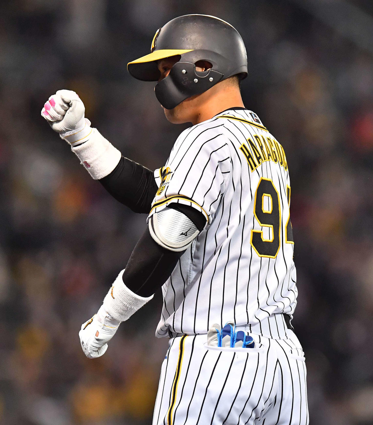 阪神対ヤクルト　3回裏阪神無死一、二塁、中前に適時打を放ちガッツポーズする原口文仁（撮影・上田博志）