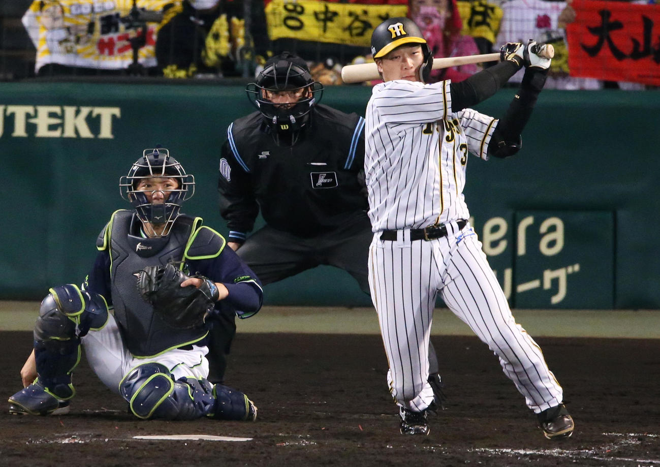 阪神対ヤクルト　4回裏阪神2死二塁、大山は左前適時打を放つ（撮影・上山淳一）
