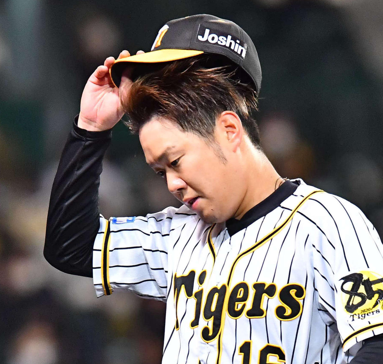 阪神対ヤクルト　1回に4失点し悔しそうな表情でベンチに引き揚げる西勇（撮影・上田博志）