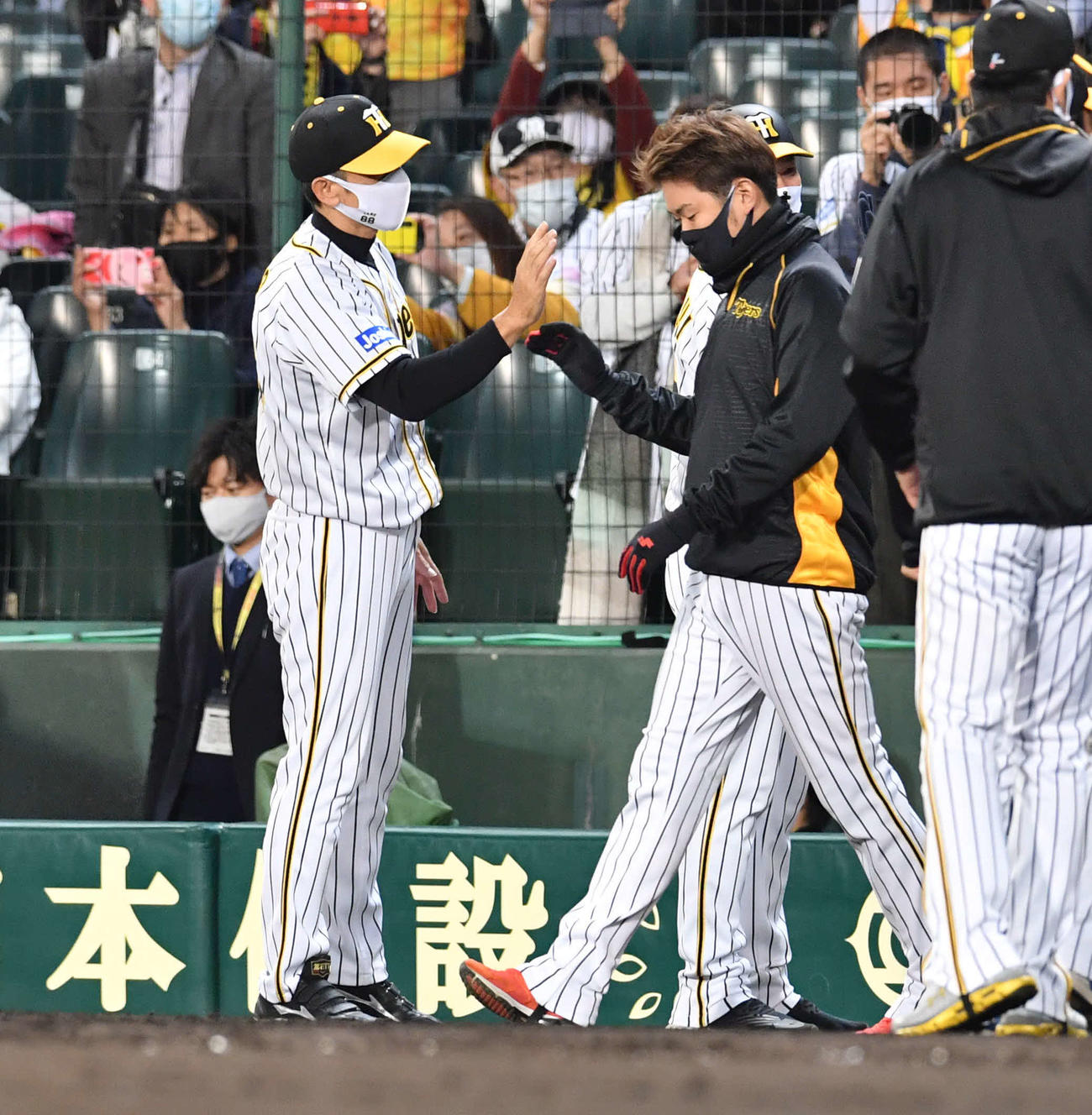 阪神対ヤクルト　西勇輝（右）とエアタッチを交わす矢野監督（撮影・岩下翔太）