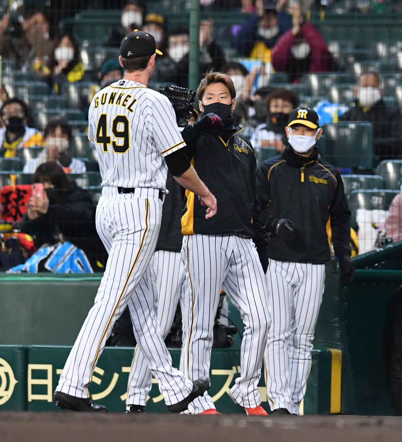 阪神対ヤクルト　7回表ヤクルト阪神1死一塁、降板したガンケル（左）を迎える西勇輝（撮影・岩下翔太）