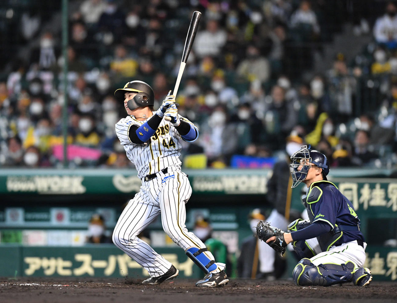 阪神対ヤクルト　5回裏阪神無死、梅野は左中間へ勝ち越し本塁打を放つ（撮影・岩下翔太）