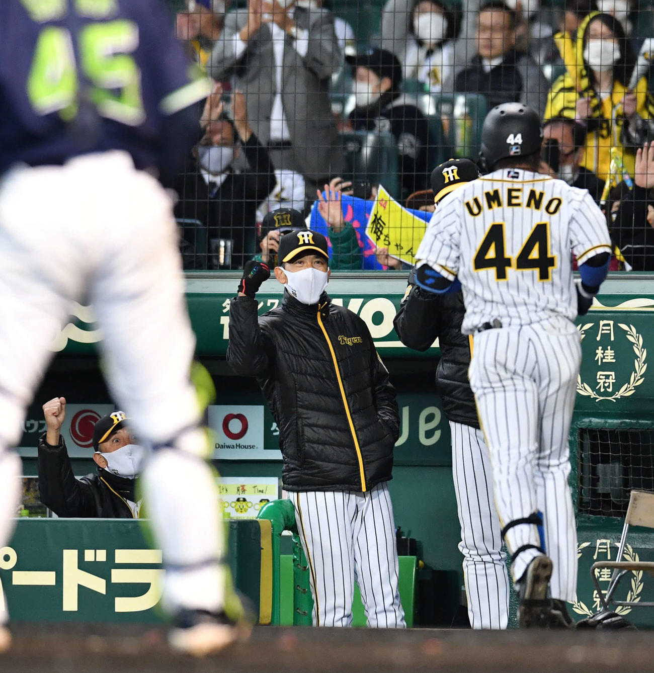 阪神対ヤクルト　5回裏阪神無死、勝ち越し本塁打を放った梅野（右）を迎える矢野監督（撮影・岩下翔太）