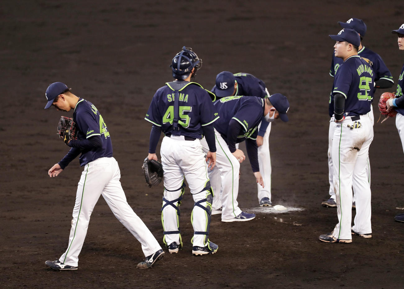 阪神対ヤクルト　4回裏阪神無死一、三塁、近本に適時打を浴びたところで降板となる金久保（左端）（撮影・前田充）