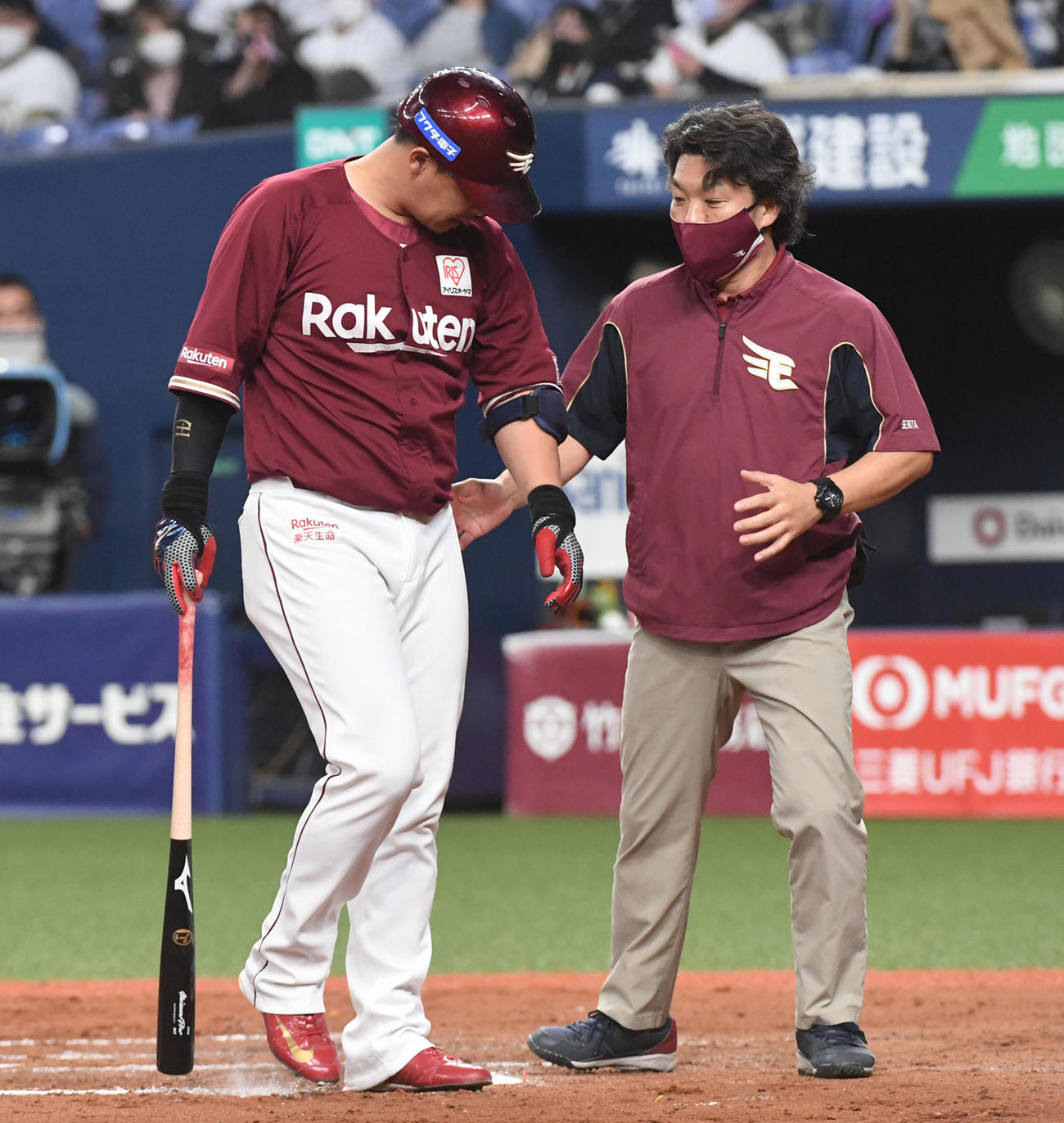 オリックス対楽天　8回表楽天2死、死球を受けた浅村（撮影・前岡正明）