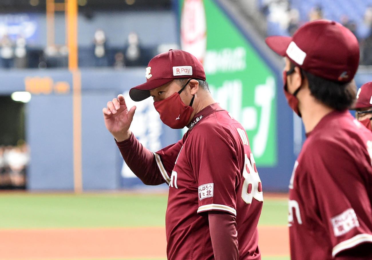 オリックス対楽天　ファンにあいさつに向かう楽天三木監督（撮影・前岡正明）
