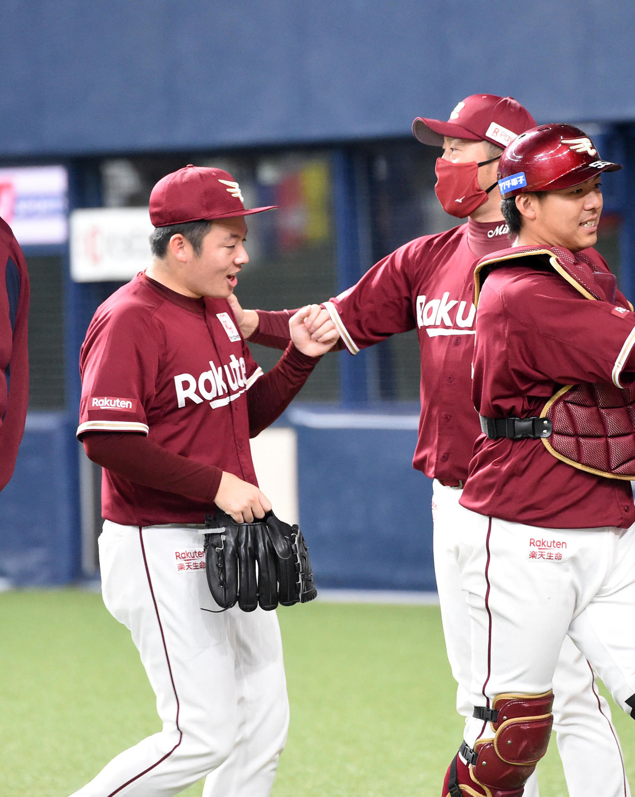 オリックス対楽天　楽天松井（左）を迎える三木監督（撮影・前岡正明）