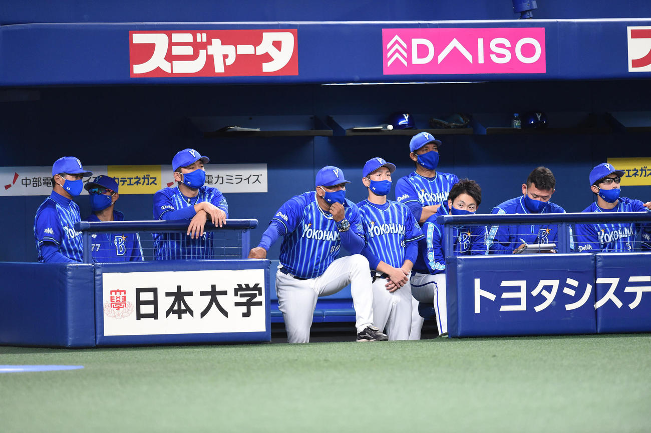 3回裏中日2死一塁、ベンチから試合を見つめるアレックス・ラミレス監督（撮影・森本幸一）