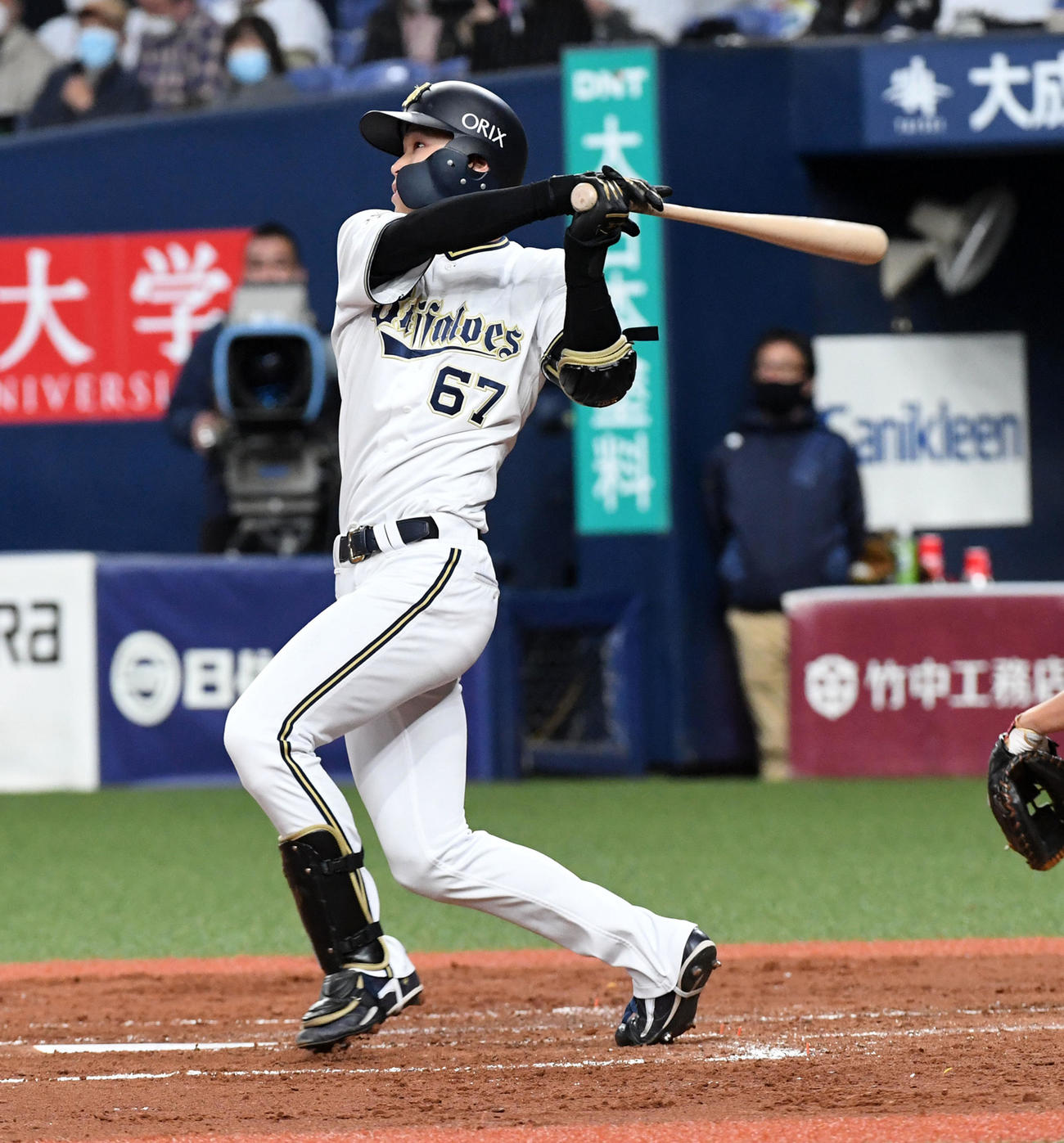 オリックス対楽天　4回裏オリックス無死一塁、中川は左中間に2点本塁打を放つ（撮影・前岡正明）
