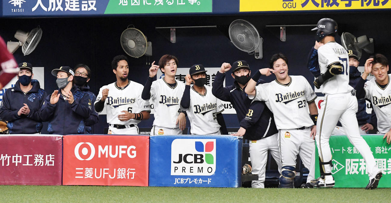 オリックス対楽天　4回裏オリックス無死一塁、左中間に2点本塁打を放った中川（右）を笑顔で迎えるオリックスナイン（撮影・前岡正明）