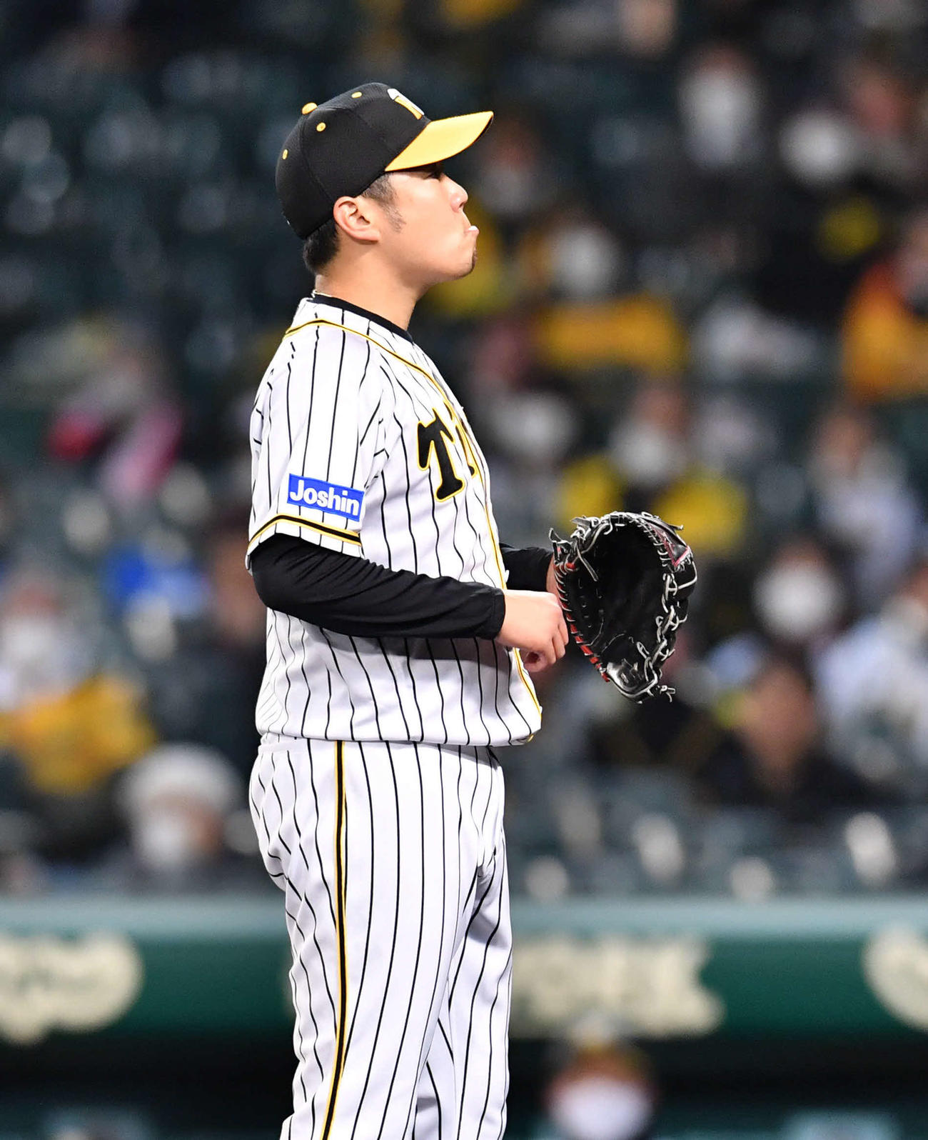 阪神対ヤクルト24回戦　1回表ヤクルト1死一、三塁、宮本丈のゴロを本塁へ悪送球して2点目を失い、悔しそうな表情を見せる西勇輝（撮影・岩下翔太）