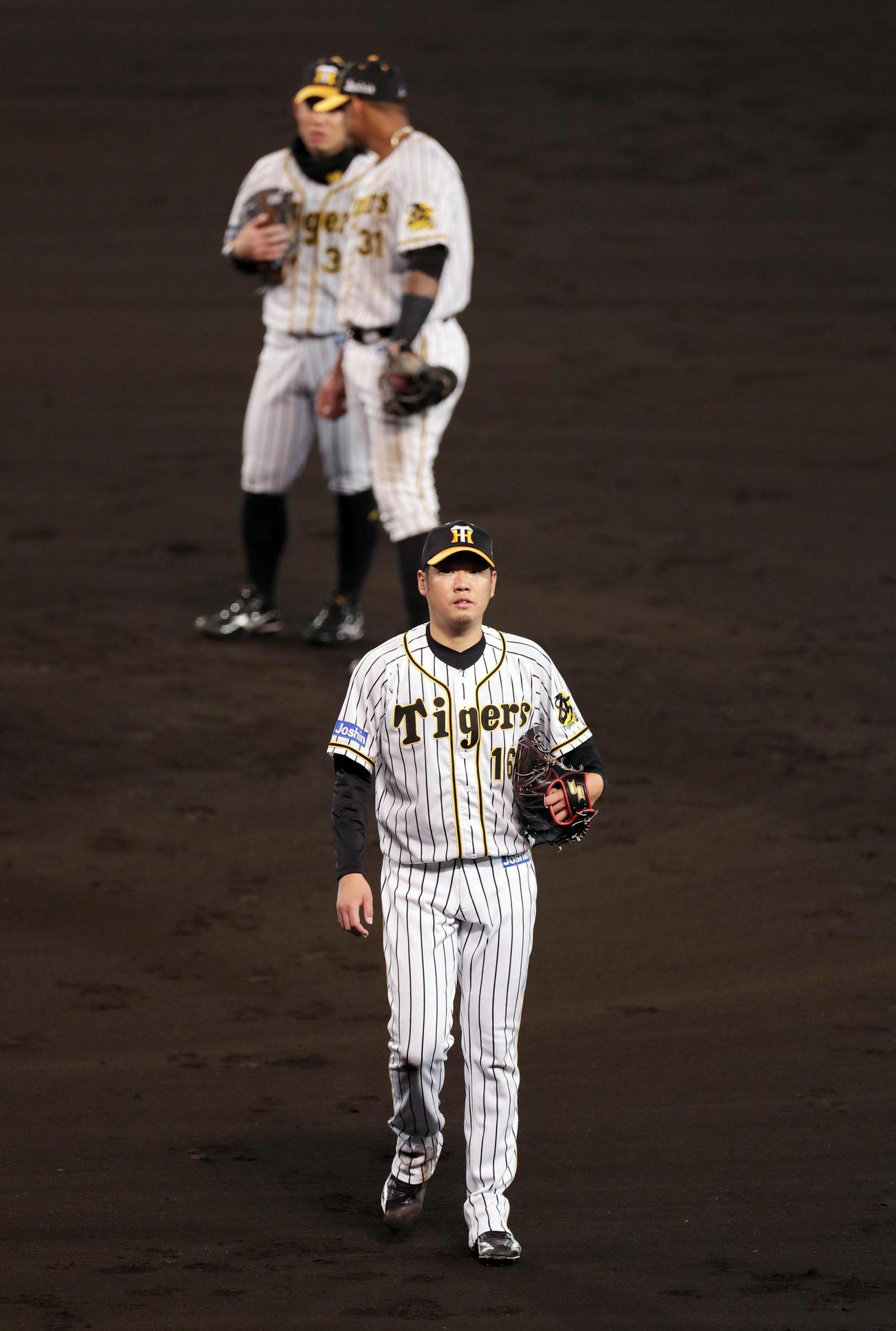 阪神対ヤクルト　2回表ヤクルト2死三塁、西浦に死球を与えたところで降板となる西勇（撮影・前田充）
