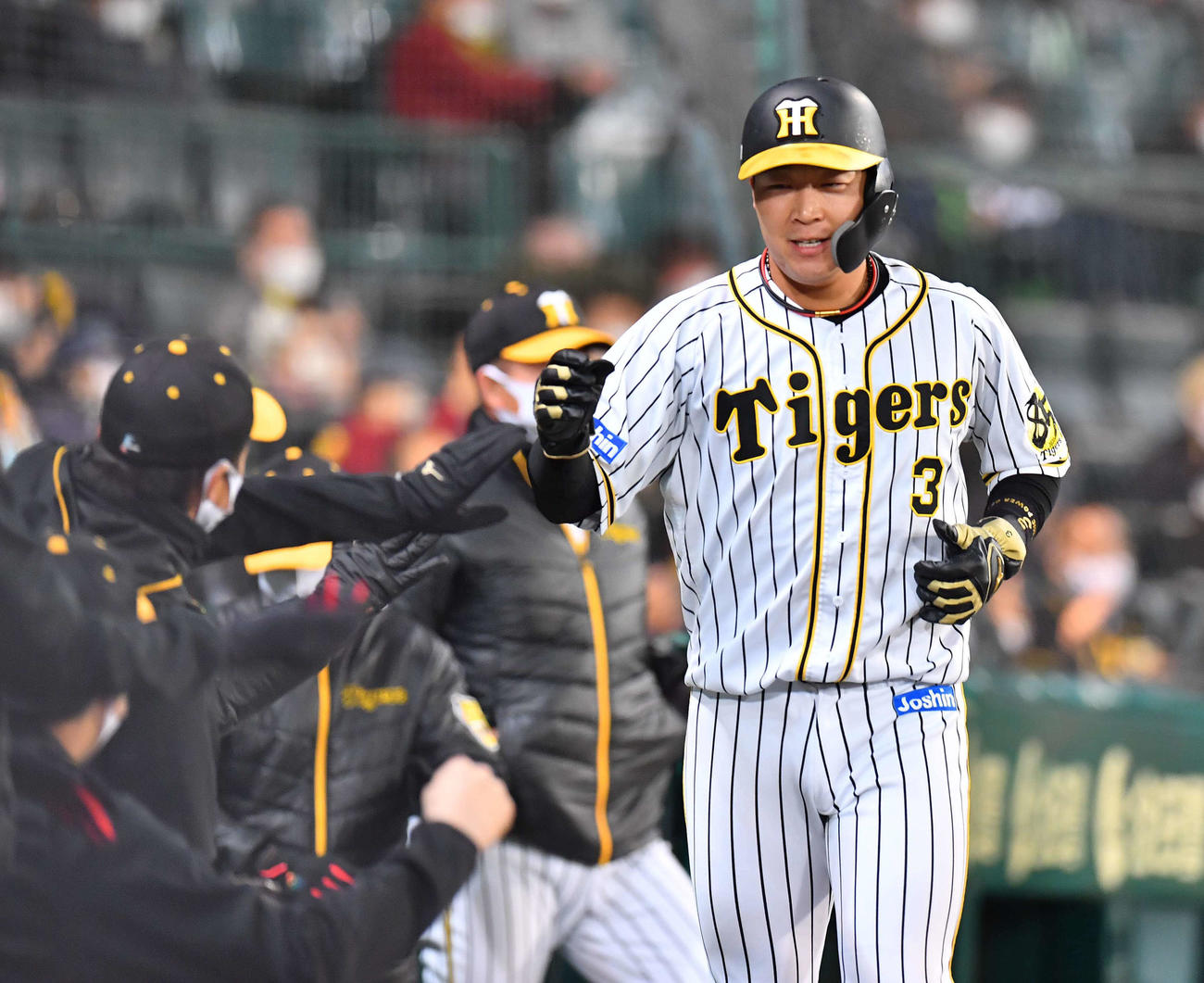 阪神対ヤクルト　4回裏阪神2死一、二塁、陽川の右前適時打で生還しナインとエアタッチする大山（撮影・上田博志）