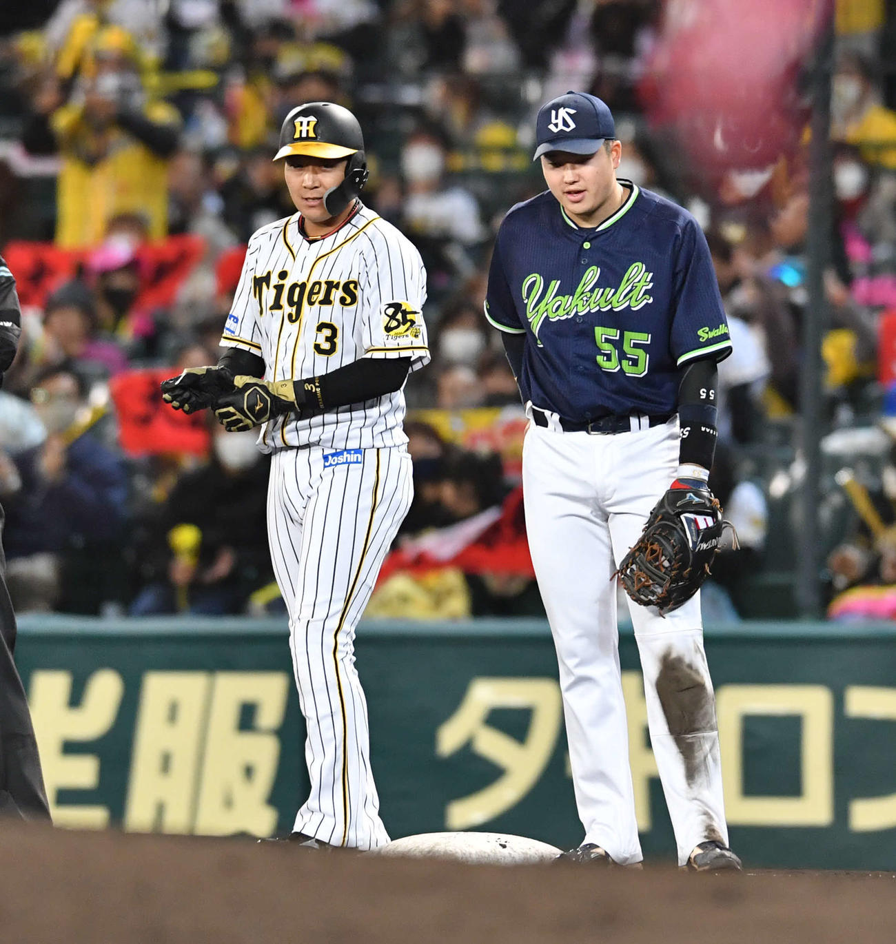 阪神対ヤクルト　4回裏阪神2死二塁、大山は左前適時打を放ち、一塁で村上（右）と話す（撮影・岩下翔太）