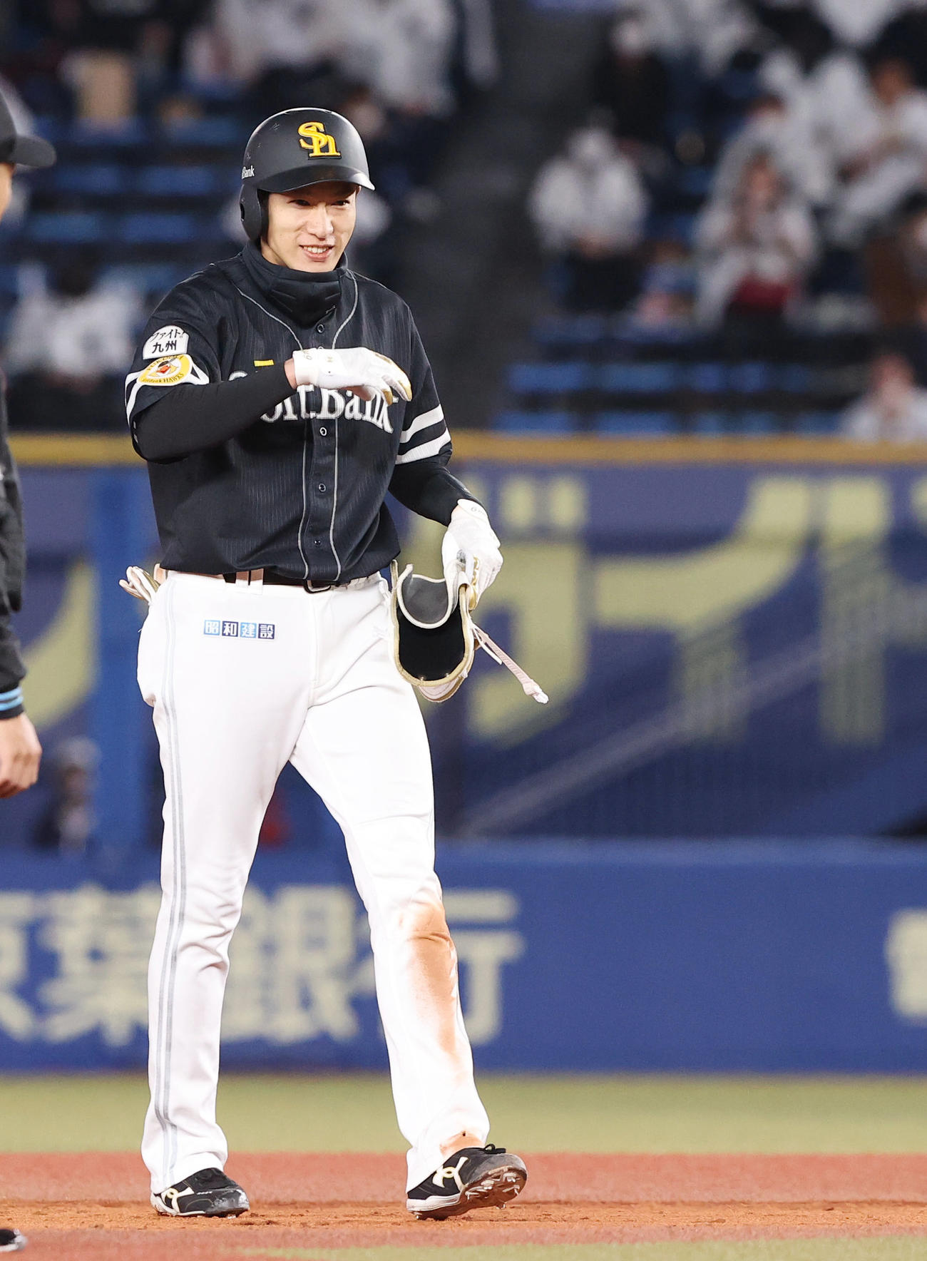 ロッテ対ソフトバンク　3回表ソフトバンク2死一、二塁、先制となる強襲打を放ちベンチに笑顔を見せる柳田（撮影・垰建太）
