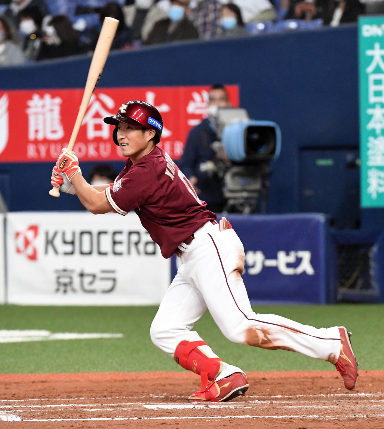 オリックス対楽天　9回表楽天2死二塁、小深田は左適時二塁打を放つ（撮影・前岡正明）