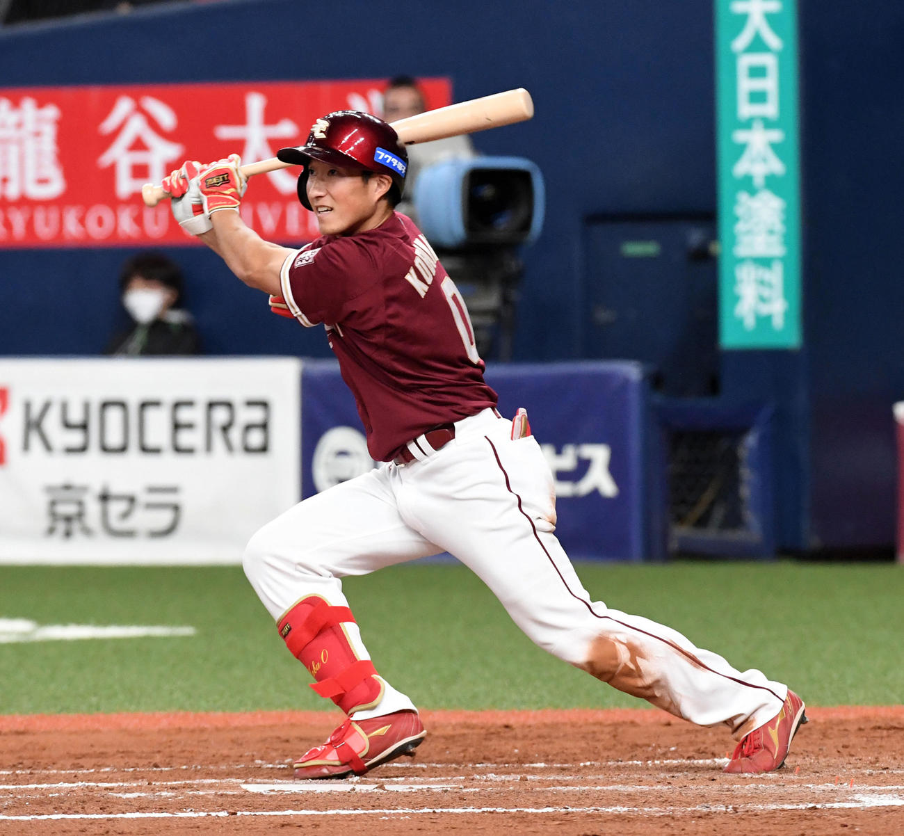 オリックス対楽天　9回表楽天2死二塁、小深田は左適時二塁打を放つ（撮影・前岡正明）