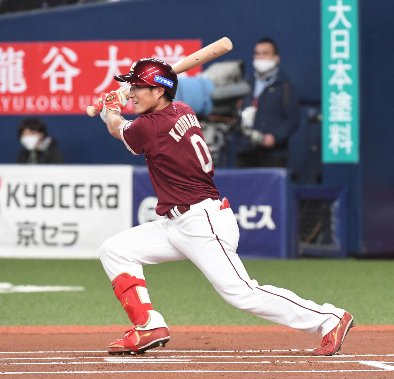 オリックス対楽天　1回表楽天無死、小深田は中二塁打を放つ（撮影・前岡正明）